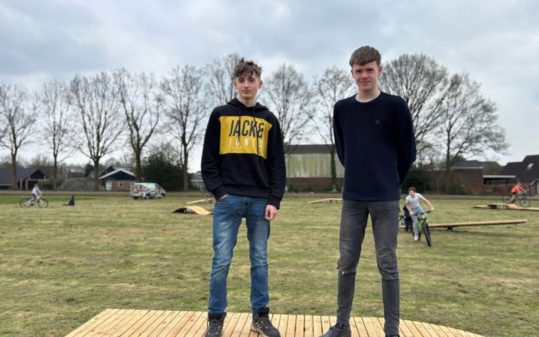 Elmar en Rowan helpen bij de realisatie van een pumptrackbaan